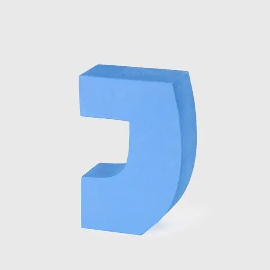 Blåt, tredimensionelt legetøj formet som bogstavet "J", kan stå oprejst.