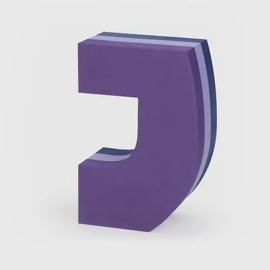 Tumlebogstav formet som "J" i lilla nuancer. Lagdelt udseende, står oprejst på flad base.