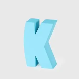Tredimensionelt bogstav "K" i lys blå farve på en ensfarvet baggrund.
