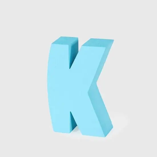 Tredimensionelt bogstav "K" i lys blå farve på en ensfarvet baggrund.