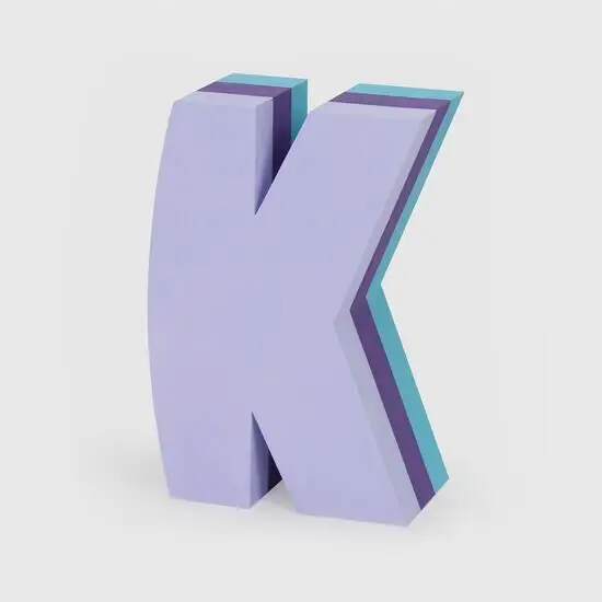 Stort 3D-bogstav "K" med lag i lys lilla, mørk lilla og turkis. Designet er flerfarvet og oprejst.