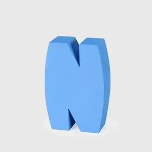 Blå bogstavformet objekt som "N", står oprejst på en lys baggrund.