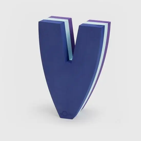 Produkt i "V" form med tre lag i blå/lilla nuancer. Lille tekst ved bunden.