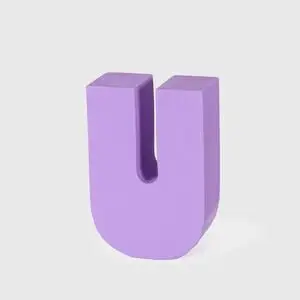 Tredimensionelt, lilla bogstav "U" med flad base, står frit mod en ensfarvet baggrund.