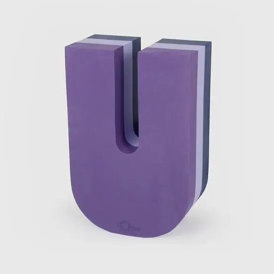 Bobles tumlebogstav formet som "U" med glat overflade og lagdelte lilla nuancer på siderne.