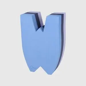 3D-formet "W" med blå front, mørkere lagdelte sider, giver et stilfuldt, tredimensionelt udseende.