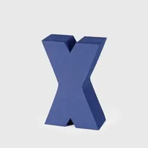 Tredimensionelt blåt bogstav "X" på lys baggrund, stående oprejst, ensartet farve.