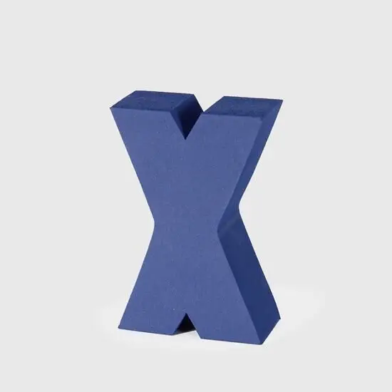 Tredimensionelt blåt bogstav "X" på lys baggrund, stående oprejst, ensartet farve.