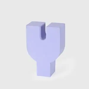 Tredimensionelt lyse-lilla bogstav 'Y' med flad bund, designet til at stå oprejst.