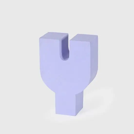 Tredimensionelt lyse-lilla bogstav \'Y\' med flad bund, designet til at stå oprejst.