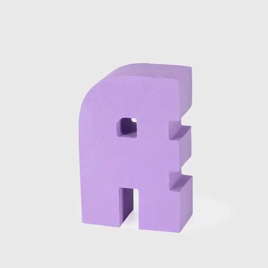 Lyse lilla blokformet objekt formet som bogstavet "Æ", geometrisk design.