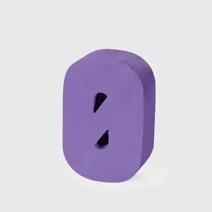 Lilla, ensfarvet skumformet bogstav "Ø" med to trekantede udskæringer i midten.