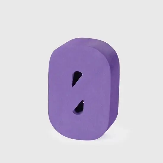 Lilla, ensfarvet skumformet bogstav "Ø" med to trekantede udskæringer i midten.