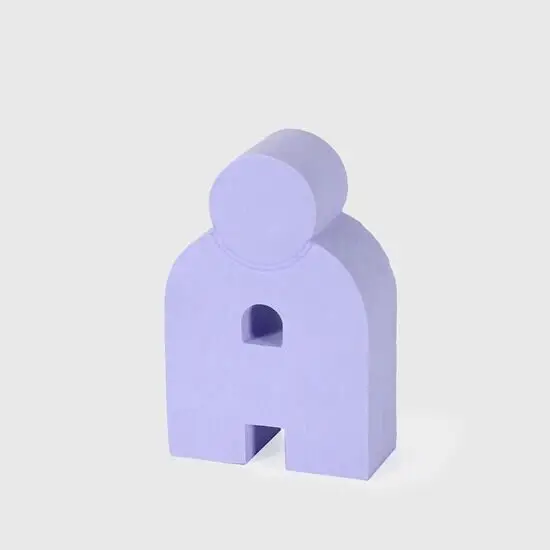 Lys lilla skumblok formet som bogstavet "Å" med en cylinder på toppen.