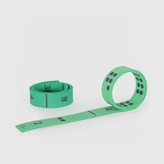 Grønne strimler med tal og prikker; en rullet, en delvist rullet ud med synlige tal.