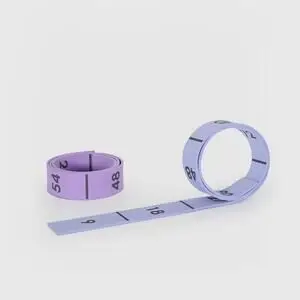 To strimler med tal til multiplikationstabeller, én lilla og én blå, delvist udrullet.