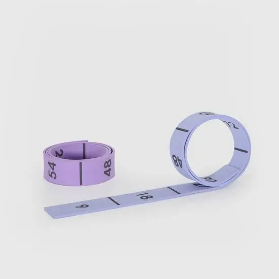 To strimler med tal til multiplikationstabeller, én lilla og én blå, delvist udrullet.