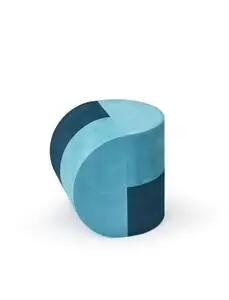 Blå bølgeformet objekt med buede linjer og forskellige blå nuancer, tredimensionelt design.