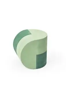 Unikt bølgeformet objekt i forskellige grønne nuancer, stilfuldt og abstrakt design.