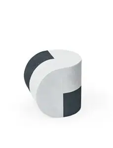 Bølgeformet, cylindrisk struktur i to-tonet grå. Unik silhuet med kurver og kontrasterende nuancer.