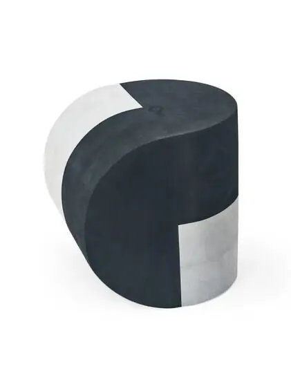 Bølgeformet objekt med buede linjer i mørke og lyse grå nuancer.