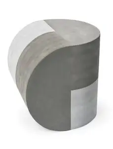 Bølgeformet design i mørkegrå og lysegrå nuancer, cylindrisk med kurvet kant.