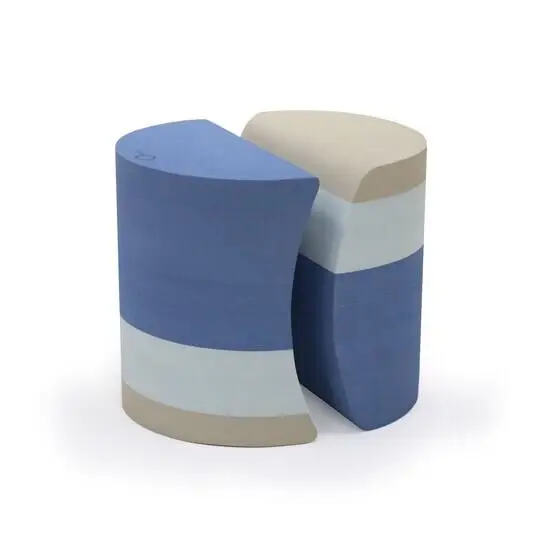 Produktet består af to kvarte cirkler i blå og beige, der kan samles til en halvcirkel.