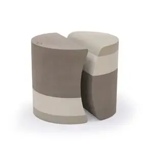 To cylindriske former med glatte, kurvede designs og vekslende grå og hvide striber.