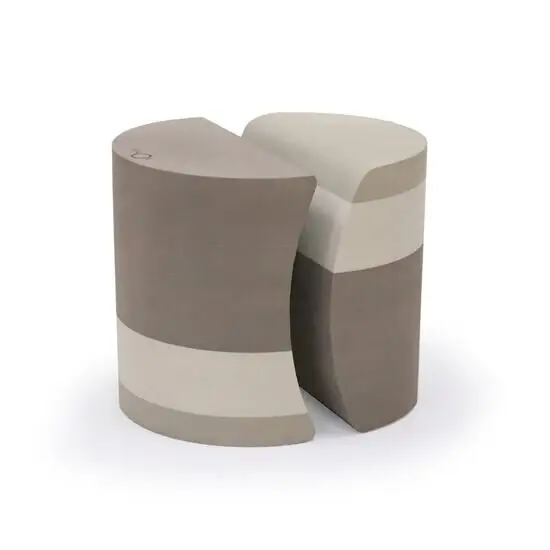 To cylindriske former med glatte, kurvede designs og vekslende grå og hvide striber.