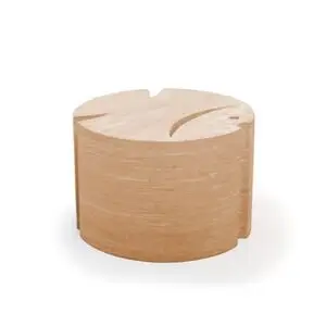 Cylindrisk produkt med lys træoverflade og dekorative linjer. Velegnet som skammel eller legetøj.