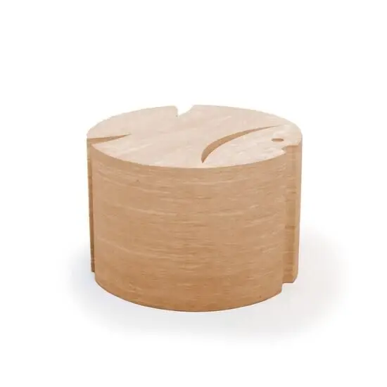 Cylindrisk produkt med lys træoverflade og dekorative linjer. Velegnet som skammel eller legetøj.