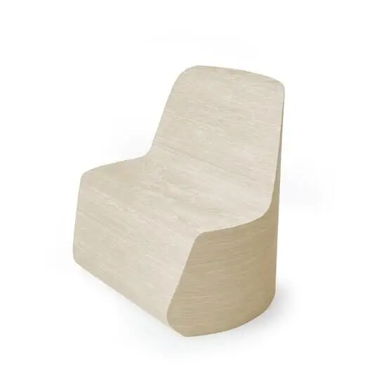 Produktet har en glat, buet form som en moderne stol i en lys sandfarve.