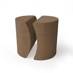 To brune, geometriske former med glatte overflader, designet til at stå sammen eller hver for sig.