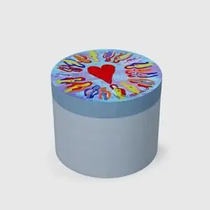 Blå cylinder med farverigt låg. Rødt hjerte omringet af abstrakte figurer på toppen.