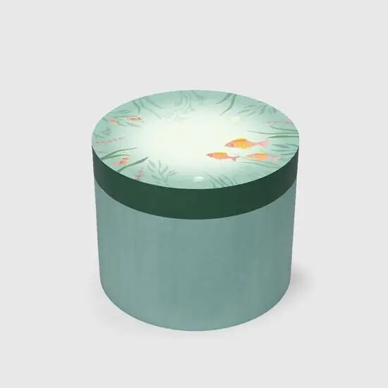 Cylinderformet Bobles med akvatisk illustration af fisk og tang på toppen, grønlig farve.