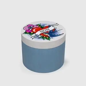 Cylindrisk form med dekorativ top: hjerte, fugl, blomster og teksten "MOM".