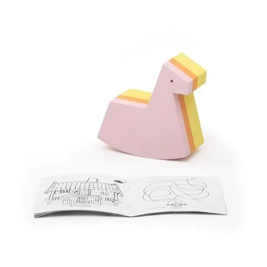 Legetøjshest i lyserød, orange og gul med et lille øje. Foran ligger en åben tegnebog.