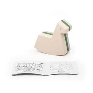 Legetøjshest i beige og grøn med geometrisk form. Åbent hæfte med sort-hvide illustrationer foran.