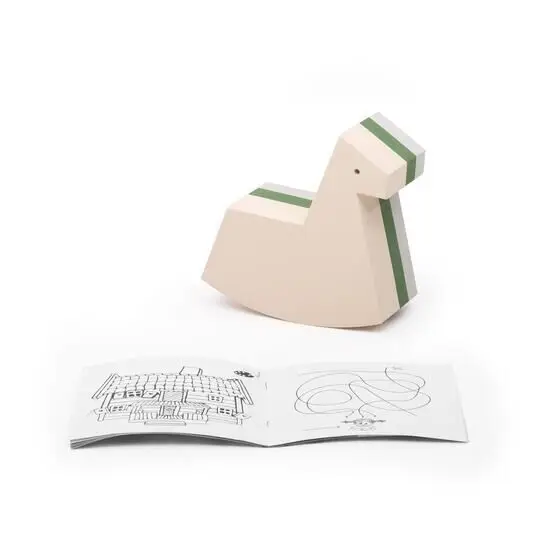 Legetøjshest i beige og grøn med geometrisk form. Åbent hæfte med sort-hvide illustrationer foran.