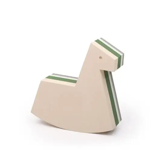 Geometrisk gyngehest med farvede striber på hoved og krop, designet som en hest.