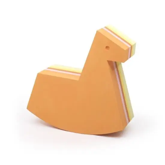 Stiliseret orange hest med farvede lag, flad bund til gyngen. Designet til børns leg og siddemulighed.