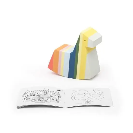 Hesteformet legetøj med striber i rød, gul, blå, grøn, orange. Aktivitetsbog foran, ikke inkluderet.