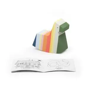 Geometrisk hest med blå, gul, orange, grønne striber. Foran er en åben bog med sort-hvide tegninger.