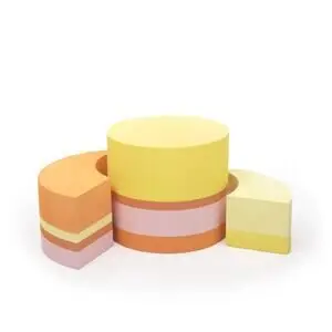 Farverige skumcylindre i gule, orange og lyserøde nuancer til børns leg og balanceøvelser.