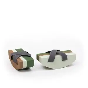 Bobles Pippi Balancesko med kurvet bund og rem. Grøn, brun, hvid design.