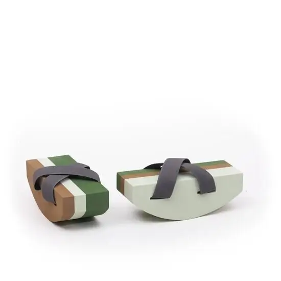 Bobles Pippi Balancesko med kurvet bund og rem. Grøn, brun, hvid design.