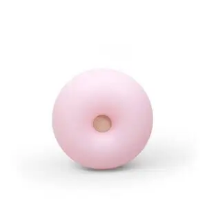 Donutformet objekt med centralt hul, lys rosa farve og tekstureret overflade med små riller.