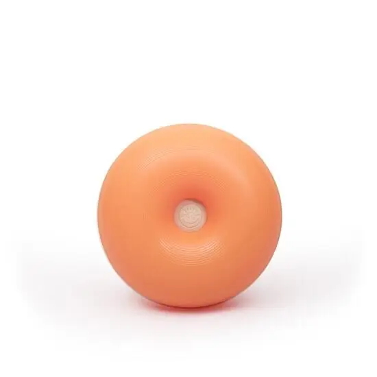 Orange, donutformet legetøj med struktureret overflade og hul i midten.