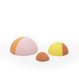 Tre halvkugler i pink, orange og gul med "bObles" mærke, i tre forskellige størrelser.