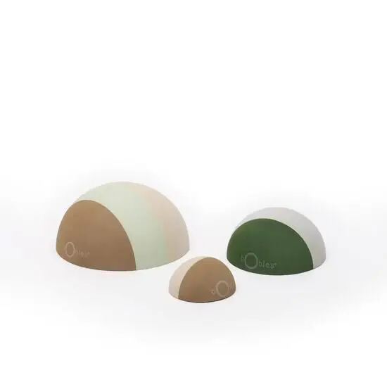 Tre halvcirkelformede objekter i grønne, brune, beige og hvide nuancer med "bObles" logo.